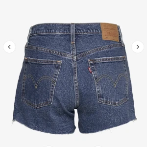 Helt nya 501 Levis shorts - Säljer ett helt nytt Levis 501 shorts i en mörkare blå färg, bara testade men tyvärr tagit bort lapparna, i storlek W23 så passar XS/XXS, sitter mot kroppen men väldigt bekväma, nypris 670kr, kolla kommentar för lite mer info (: