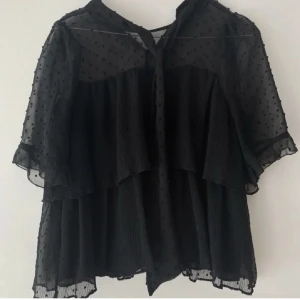 Zara blus💗 - Så snygg Zara blus💗I jättefint skick o passar perfekt till fest eller middagar💗Säljs inte längre! Skriv för mer bilder eller frågor