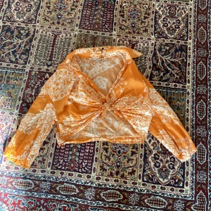 Blus - En kort blus från zara. Använd max 2 gngr❤️ storlek L men zaras storlekar är förhållandevis små❤️pris kan diskuteras 