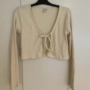 Beige kofta  - En lite kortare kofta som passar bra att slänga om sig när det är lite mindre kyligt 🤍