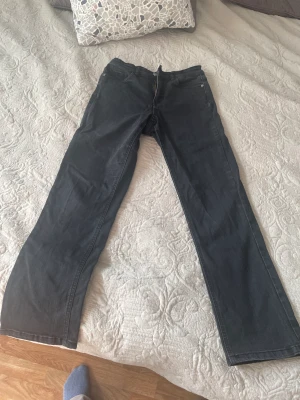 Byxor  - Svarta jeans byxor i stretch.