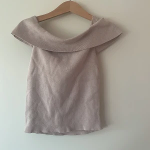 Stickad off shoulder - Såååå fin stickad off shoulder tröja från H&M. Säljer pga att den aldrig kom till användning. Aldrig använd💗