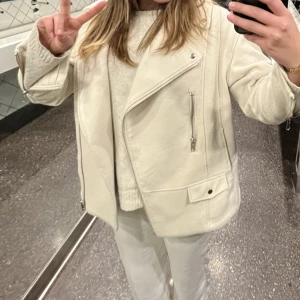 Jacka hm - En vinter/höst jacka från hm💕 i storlek S, hyfsat använd💕 finns två små fläckar, 1 inuti (inte märkbar alls) sen än utanpå som knappt syns heller