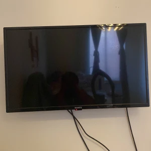 Tv  - Hej jag säljer en tv pga används inte längre. Man får med tv dosa till tv. Säljer för 800kr köpt för 2000kr 