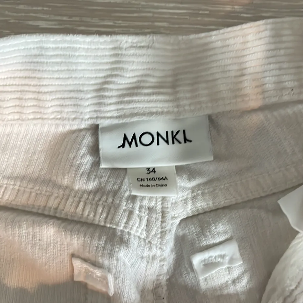Ett par vita byxor från Monki. Sparsamt använda och perfekt i storlek. . Jeans & Byxor.