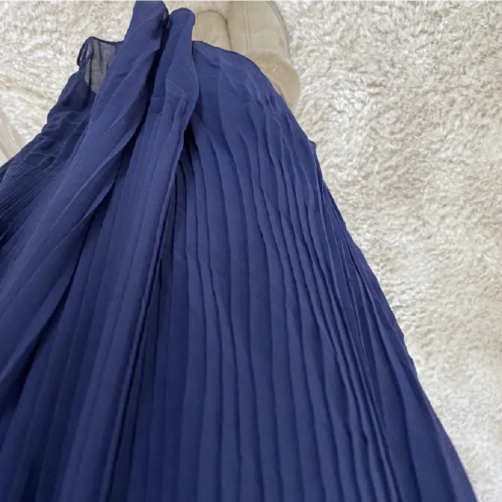 Marinblå plisserad klänning! Passar xs/s!. Klänningar.