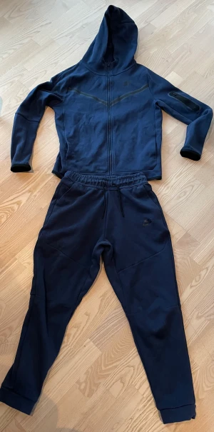 Nike Tech Fleece - Säljer sonens Nike tech fleece  navy blue  / svart. Är junior storlek XL, 158-170, 13-15 år. Inköpt förra kul på JD sports, kvitto finns. Knappt använd så skick 9/10. 