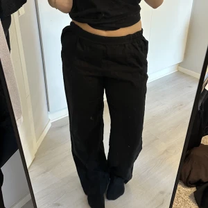 Sköna byxor  - Så snygga linnebyxor. Endast testade. I och med att dom är svarta är de perfekta även till hösten! Dom är långa, jag på bilden är 170.
