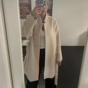 Höstkappa - Snygg kappa ifrån H&M i storlek 42. Tror ej den säljs längre. Superskön o snygg till hösten  100kr + frakt 