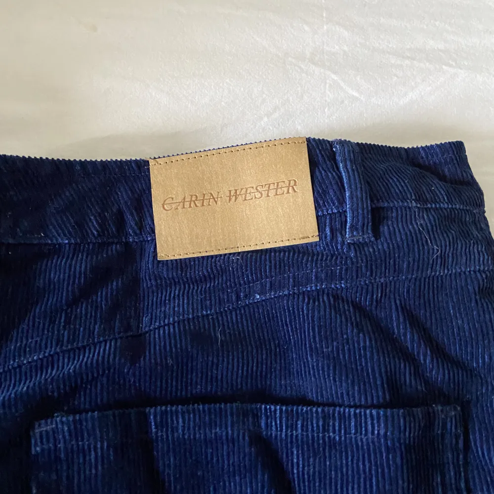 Mörkblå byxor från Karin Wester. Använda men i väldigt bra skick. Priset är förhandlingsbart! 🤩. Jeans & Byxor.