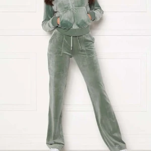 juicy couture - Säljer mitt jätte fina juicy couture sett det är endast använda två gånger samt som nya säljer gärna båda delarna tillsammans, både tröjan och byxorna är i xs kom privat för fler bilder💚