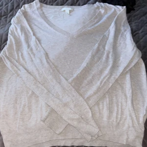 Basic H&M tröja - Jätte skön stretchig och fin. Den har legat längst bak i min garderob har använt den typ 5 gånger 👏🏼