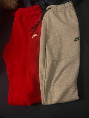 Nike Tech Mjukisbyxor - Röd i XL Grå i M