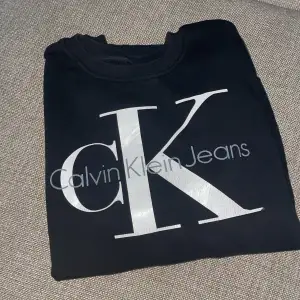 Snygg sweatshirt från Calvin Klein köpte den i större storlek för att få oversized effekt! 