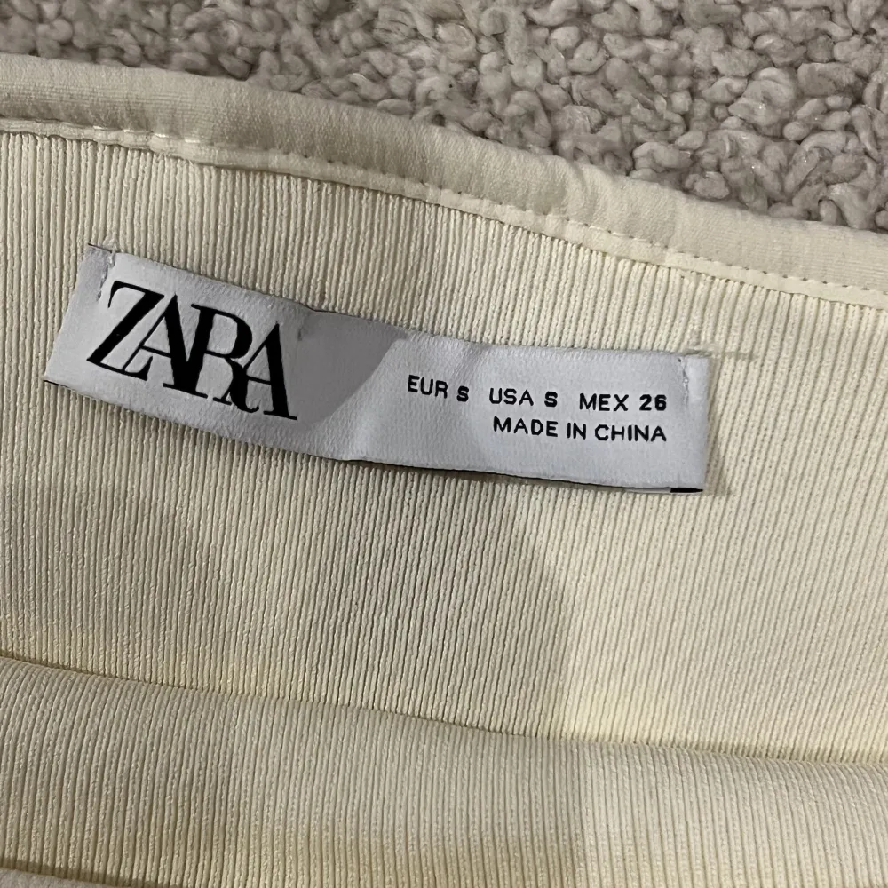 Oanvänd krämvit topp från Zara i nyskick, meddela för fler bilder 💕. Toppar.