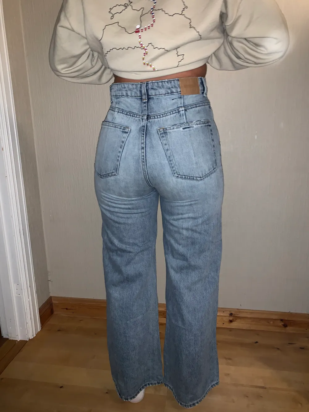 Vida jeans från weekday💙 högmidjande och sitter super snyggt, passar xs-m beroende hur baggy stil man vill ha✨ köpen står för frakten!. Jeans & Byxor.
