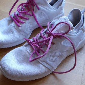 Sköna tränings skor - Super sköna märkes skor, knappt använda. 