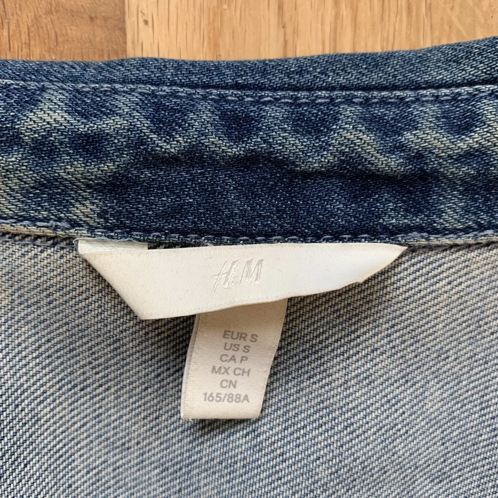 Lång oversized jeansskjorta med framfickor i storlek S. Tröjor & Koftor.