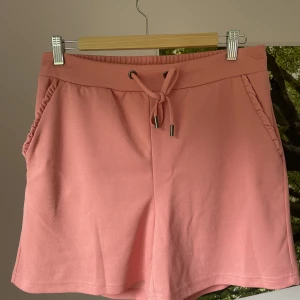 Shorts Soyaconcept  - Fina shorts, knappt använda. Pyttelite ludd på ena sidan, se bild. 