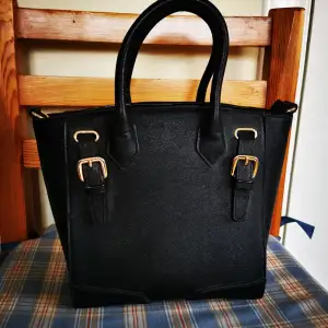 Black Hand bag. Size medium. Little marks (see pics). Otherwise very good condition 