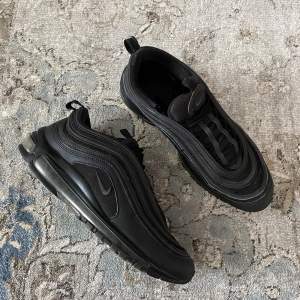 Nike Air Max 97 svarta.  800kr