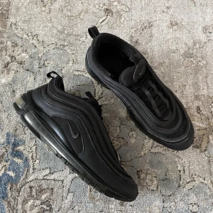 Nike Air Max 97 svarta - Nike Air Max 97 svarta.  800kr