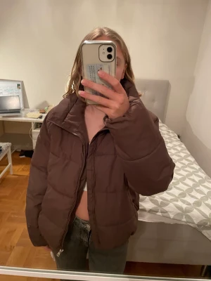 Vinterjacka  - Säljer Den här jättesköna vinterjackan från lager 157 då jag har en ny vinterjacka i år! Använd en del förra året men fortfarande jättefint skick