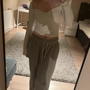 Vit topp med slit  - Säljer denna jätte fina topp från Gina tricot, med en slit i ärmarna 💗 har använt högts 2 gånger.