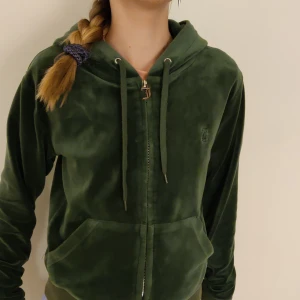 Grön Juicy tröja - Säljer en grön Juicy tröja💕 de är i storlek Xs❤️ men passar mig som är S 😘 betor på hur man vill att den ska sitta ☺️skriv om ni vill ha mer info