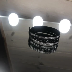 Fint armband!! - Fint armband med både svarta och vita/ silvriga stenar. Säljer då den inte riktigt är min stil längre. Skriv vid ytligare funderingar💕