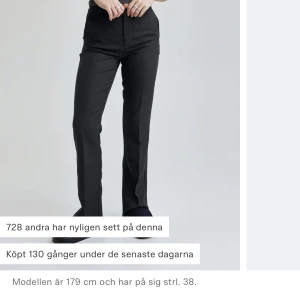 Kostymbyxor från bikbok  - Säljer dessa kostymbyxor från bikbok i storleken 40, sitter lite lite tajt💞kontakta för egna bilder 