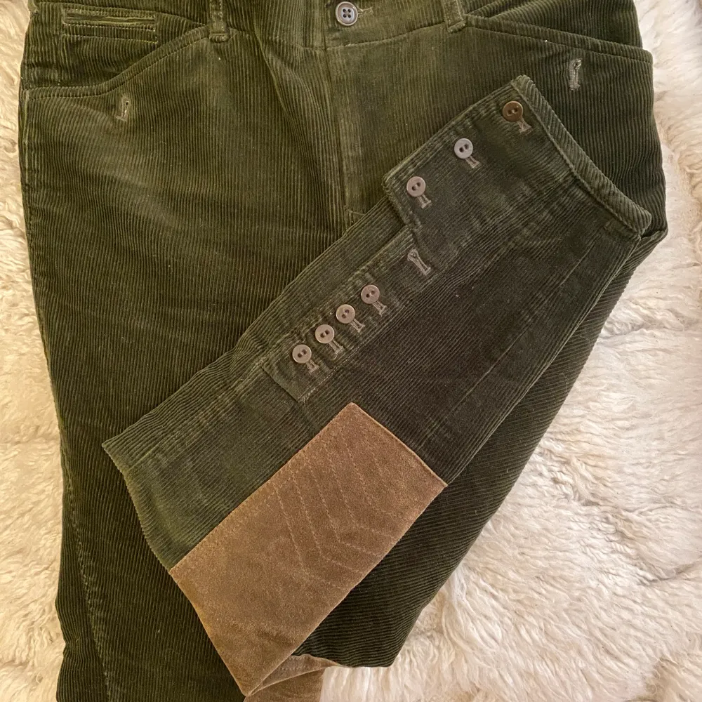 Manchesterbyxor i ridbyxmodell från Ralph Lauren. Mörkgröna i storlek 34.. Jeans & Byxor.