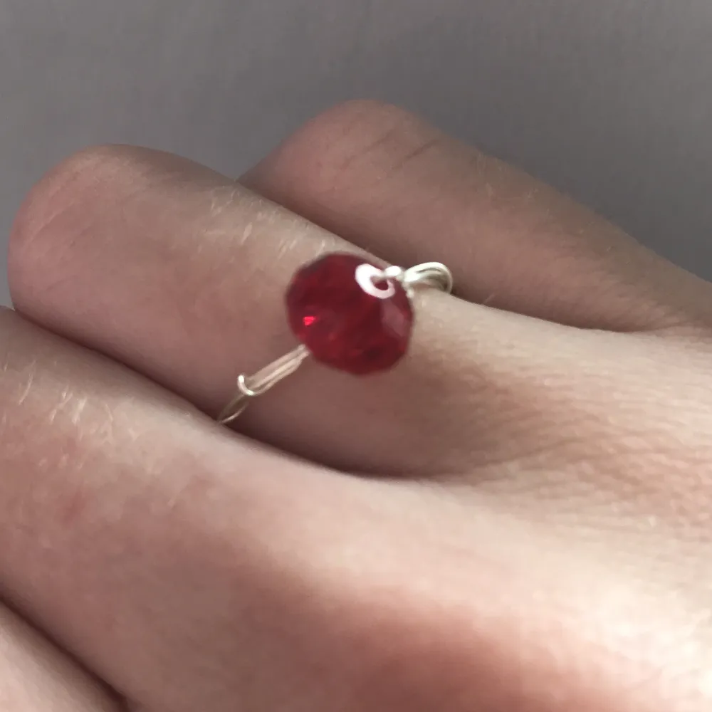 Röd ring av röd facetterad glaspärla och silveromfattning. Nytt oanvänt och handgjort🌺 kontakta gärna vid frågor☺️. Accessoarer.