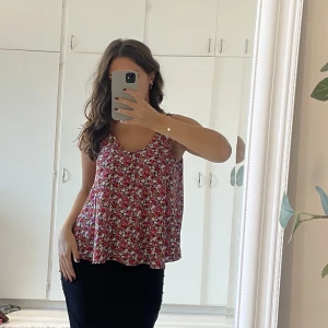 Blommig topp från BikBok - En somrig jättesöt topp från Bikbok✨🤍Andvänd 1 gång, storlek S 