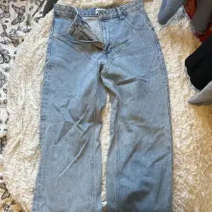 Ett par Zara jeans med coola detaljer! De är raka i benen och i storlek 38 och väldigt långa i benen!