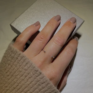 Två dots silver ring - ⭐️Säljer mycket smycken nu då jag har för mycket och rensar, så bara att skriva vid frågor eller behov av fler bilder🤍✨🌟Paketpris vid köp av flera smycken/plagg.