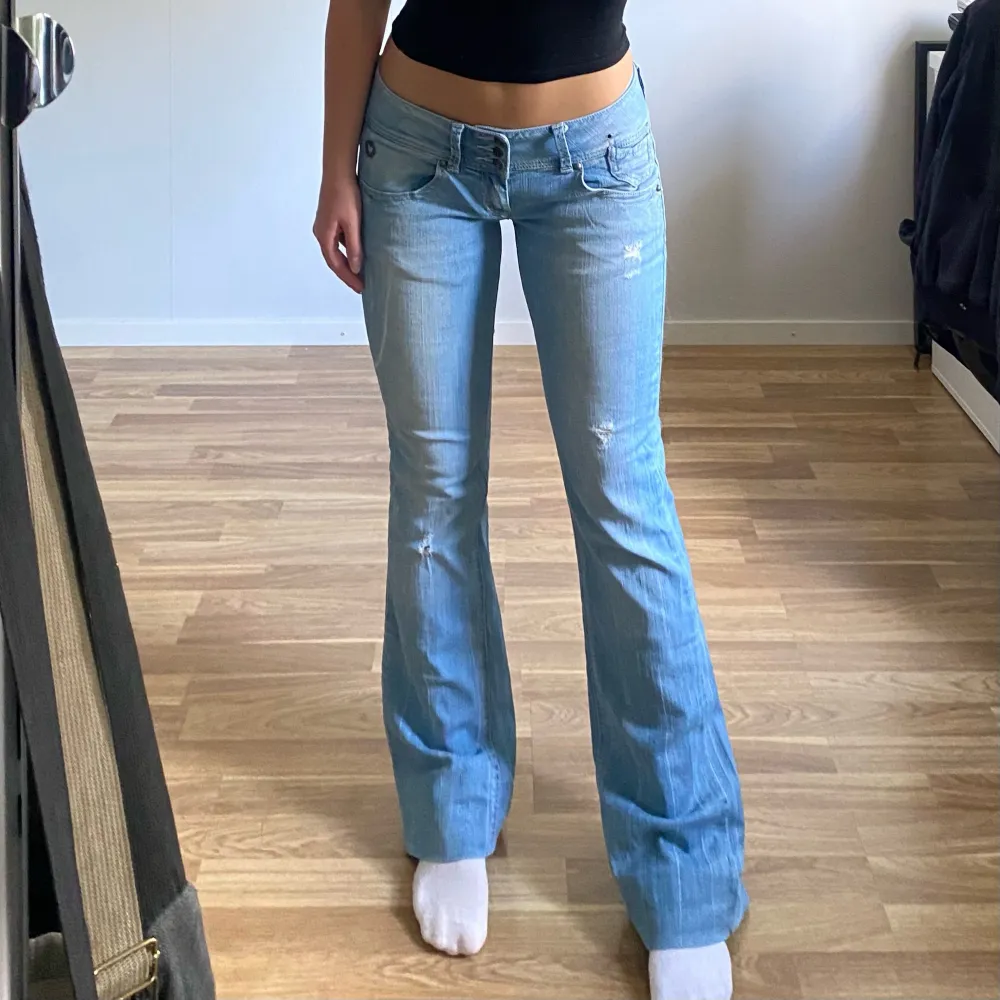 Så fina lågmidjade jeans! Vintage Bershka. Midja: ca 86cm runt om. Innerben: 82cm, kan läggas ner +8cm. Jag är ca 169cm och brukar ha storlek 38/M. Skriv vid fler funderingar! Använd gärna köp nu🙌. Jeans & Byxor.