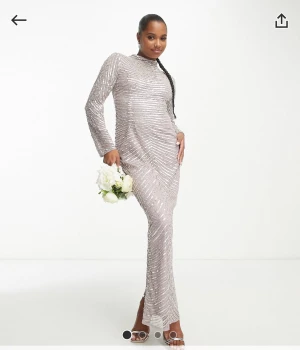 Bröllopsgäst klänning - Helt oanvänd klänning som jag var tvungen att behålla när returtiden gick ut. Träffas helst i stan