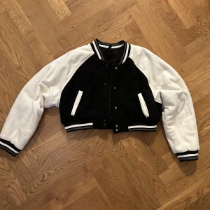 Svart vit jacka  - Svart vit jacka/huvudtröja