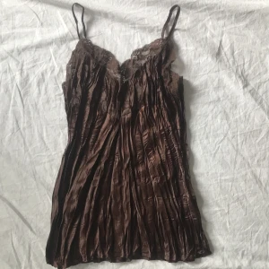 Spetslinne - Bra skick! Står att den är en L men passar m-l!💗