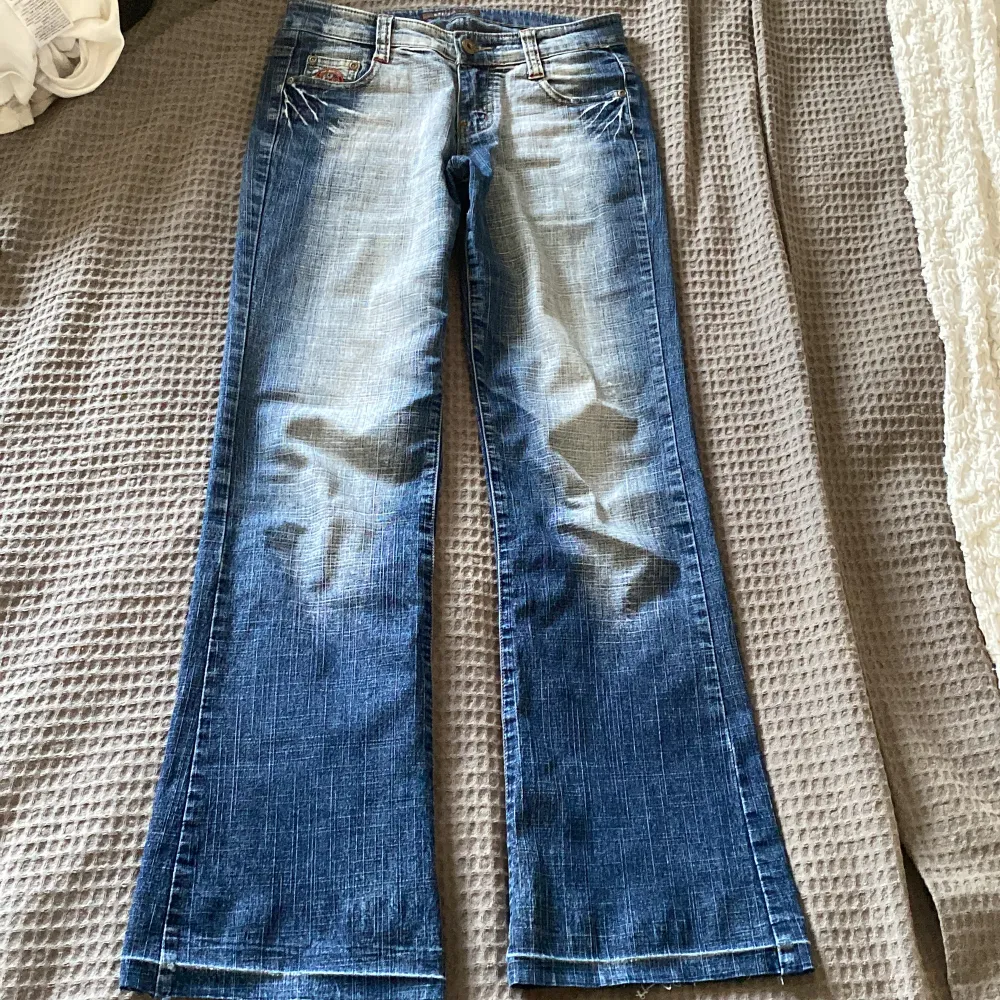 jättefina jeans med detalj på bakfickorna!! totala längden är 99 cm☺️. Jeans & Byxor.