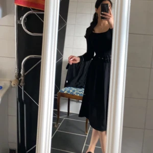 Maxi kjol - Säljer min svarta eleganta maxi kjol! Tycker den e assnygg, bara den att jag aldrig använt den för jag ej vet hur den ska stylas. Den är från Pieces & är i strl. M, passar även S. Söker alltså ny ägare till den, hör av dig för mer info och vid intresse🖤🐝🐈‍⬛