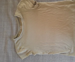 T-Shirts! - 2 st basic T-shirts i militärgrön och ljusrosa! 