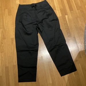 Byxor  - Svarta bomulls byxor  Hög midja och 3/4 ben