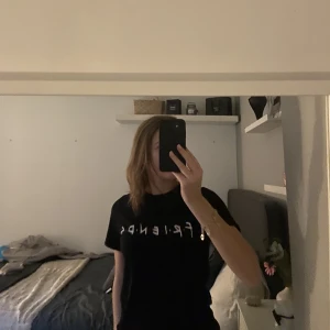 T-shirt - Snygg Friends t-shirt från Hm, köpt för några år sen så finns inte kvar, den är Max använd 3 gånger så den är i jätte fint skick! 🥰