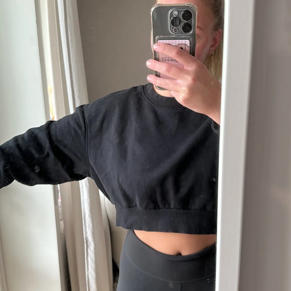 Cropped sweatshirt från Weekday. Fint skick. . Tröjor & Koftor.