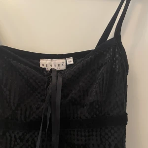 Mönstrad svart klänning - Köpt på humana, skicket är bra, snörningen är lite trasig. Men stilen och mönstret är vintage.