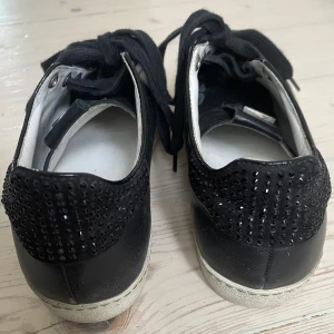 Svarta skor med nitar - Svarta skor med svarta nitar bak, så snygga och perfekta till hösten!🩷🤍 Det står inget märke, köpte de på sellpy.
