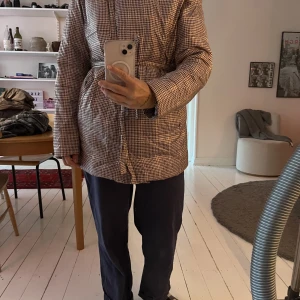 Jacka Whyred  - Fin jacka, till synes oanvänd. Storlek 38. Perfekt för höst/mildare vinter. Nypris ca 4000kr. Säljes för 500kr. 