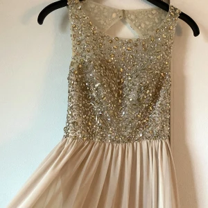 Klänning - Superfin klänning med öppen rygg, endast använd en gång 💗 pris går att diskutera!